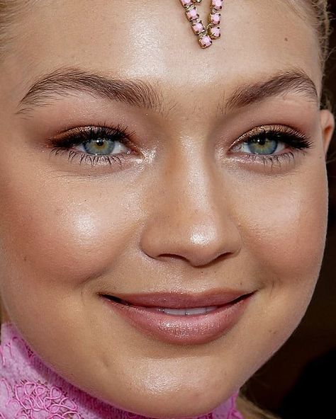 Gigi Hadid Nose, Fashion Red Carpet, Nose Jobs, Bad Skin, Red Carpet Makeup, Bad Teeth, Celebrity Makeup Looks, 90s Runway Fashion, Nose Job