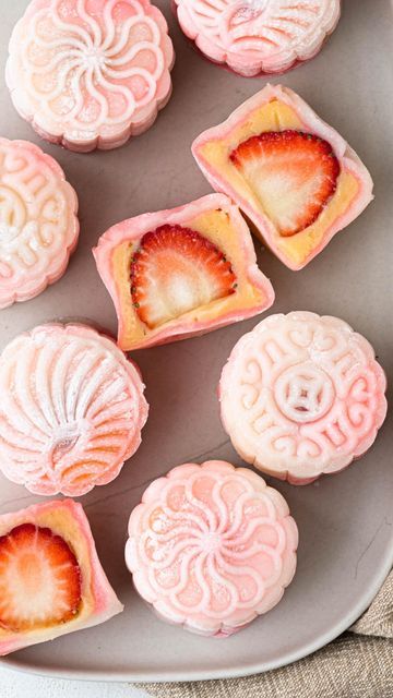 Snow Skin Mooncakes, Snow Skin Moon Cake, Snowskin Mooncake Recipe, Barbie Snacks, Mochi Mooncake, Moon Desserts, Mooncake Design, Mooncakes Recipe, Moon Cake Festival