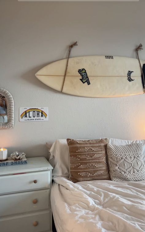 Surfboard Above Couch, Surf Board Bedroom, Beach Rooms Teenage, Island Theme Bedroom, Bedroom Inspirations Beach Theme, Bedroom Inspirations Beachy, Beachy Bedroom Aesthetic Bohemian, Beach Bed Rooms Ideas, Beach Room Design