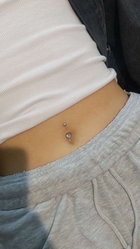 Small Belly Button Piercing Rings, Pearcing In Belly, Cute Piercings Belly, Naval Piercing Aesthetic, Belly Piercing On Chubby Stomach, Belly Percinings, Bellybuttonpiercing Aesthetic, Percinings Ideas, Cute Belly Piercings