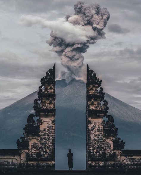 INTERESTING PHOTO OF THE DAY: SMOKY MT. AGUNG THROUGH THE GATES OF HEAVEN Embarrassing Photos, Clever Humor, Bali Holiday, Focus Point, Unique Pictures, Bali Island, Jimbaran, Trondheim, Bucket Lists