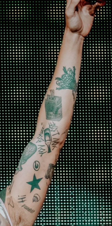 Harry Styles Hand Tattoo, Harry Styles Body, 1d Tattoos, One Direction Cakes, Harry Outfits, Harry Styles Songs, Harry Core, Harry Styles Tattoos, Torso Tattoos