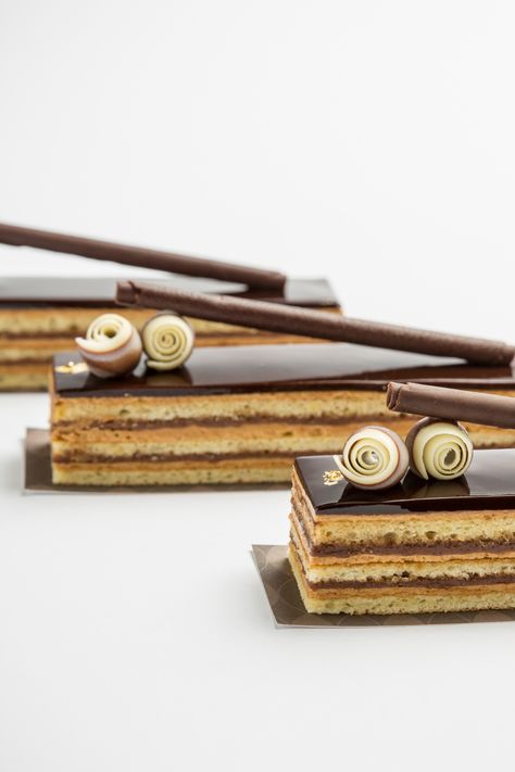 Did you know that Opéra is a classic French dessert popularized by Pâtisserie Dalloyau in Paris? Chef Alicia Boada created her own version of the Opéra as a tribute to this iconic dessert. Square Cake Design, Classic French Desserts, Opera Cake, Patisserie Fine, Dessert Presentation, Individual Cakes, Orange Caramel, Tea Cake, Soft Orange