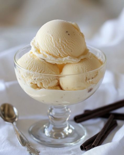 Este helado de vainilla es el favorito de todos en casa, y su crema suave y sabor irresistible no deja a nadie indiferente. ¡Es realmente un clásico!""  Ingredientes: - 2 tazas de crema de leche - 1 taza de leche entera - 3/4 taza de azúcar - 1 cucharada de extracto de vainilla  Para el resto de ingredientes y pasos de la receta, visita el enlace en el primer comentario [👇] [👇]  ¡Prepárate para disfrutar de un helado cremoso y delicioso que alegrará cualquier día soleado! Perfecto para acompañar postres o disfrutar solo.  #heladodevainilla #recetasfáciles #postres #culinaria #delicioso The Moon Is Beautiful, Insta Videos, Cake