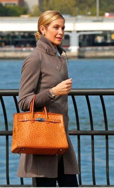 Kelly Rutherford’s Birkin, straight from the set of Gossip Girl! #outfits #streetstyle #womensfashion #hermescollection Lily Van Der Woodsen Style, Kelly Rutherford Style, Ostrich Birkin, Lily Van Der Woodsen, Gossip Girl Style, Kelly Rutherford, Birkin Bags, Gossip Girl Outfits, Gossip Girl Fashion