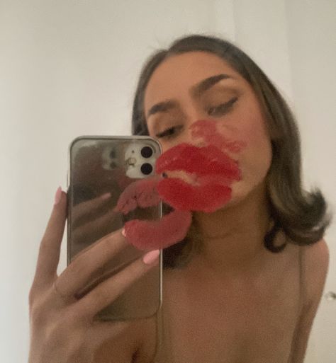 Red Lip Selfie, Lipstick Kiss Mirror Selfie, Mirror Lipstick Photography, Kiss Mark Photoshoot, Kiss On Mirror Lipstick, Kiss Mirror Selfie, Ugc Pictures, Kiss Mark Aesthetic, Red Lipstick Outfit