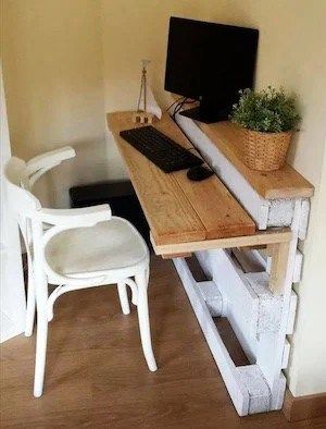 77 Easy and Cheap DIY Pallet Projects for Your Home Wood Pallet Decor, Easy Diy Desk, Pallet Desk, Pallet Decor, Desk Ideas, Recycled Pallets, Diy Holz, Wood Pallet Projects, Diy Desk