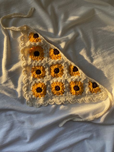 Crochet Bandana Pattern, Crochet Projects To Sell, Crochet Bandana, Crochet Hair Accessories, Crochet Sunflower, Easy Crochet Projects, Crochet Diy, Crochet Amigurumi Free Patterns, Crochet Flower Tutorial