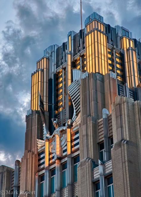 Modern Art Deco Architecture, Arte Art Deco, Interior Art Deco, Architecture Cool, Streamline Moderne, Art Deco Buildings, Chrysler Building, Deco Architecture, Architecture Design Concept