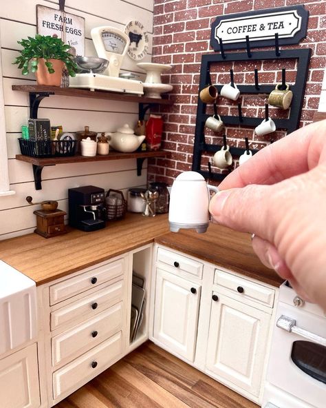 Miniatures and Dollhouse scenes-Robina (@myminiatureabodes) • Instagram photos and videos Miniature Dollhouse Kitchen Ideas, Modern Dollhouse Kitchen, Dollhouse Kitchen Ideas, Diy Dollhouse Kitchen, Miniature Sets, Dollhouse Renovation, Miniature Dollhouse Kitchen, Farmhouse Dollhouse, Mini Kitchens