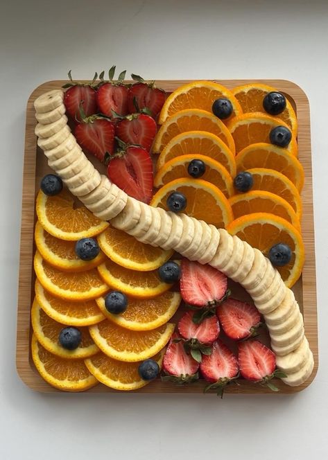 Aesthetic Veggie Tray, Dinner Table Fruit Decor, Vegtable Tray, Cursed Cakes, Amazing Food Platters, Food Plates, Fruits Decoration, Fruit Platter Designs, Decorações Com Comidas