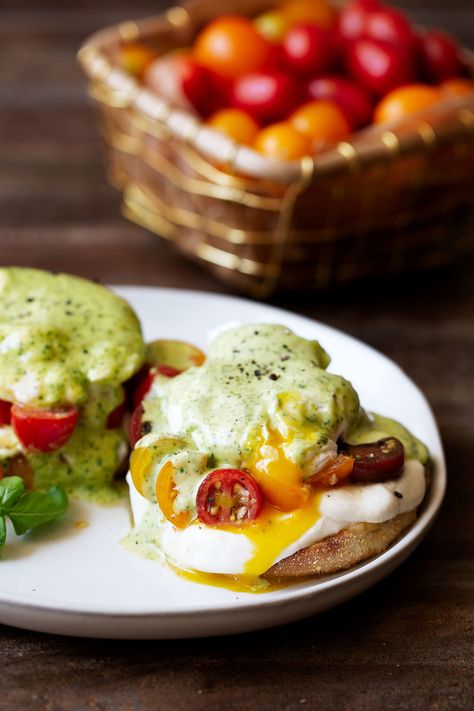 caprese eggs benedict with basil hollandaise recipe from cooking with cocktail rings || #eggs #brunch #breakfast #benedict Cooking Venison Steaks, Hollandaise Recipe, Eggs Benedict Recipe, Hp Sauce, Breakfast Brunch Recipes, Sunday Brunch, What To Make, Egg Recipes, Eggs Benedict