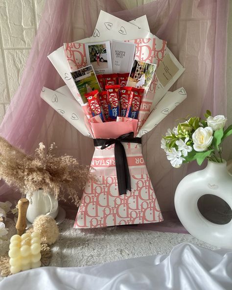 Bouquet Chocolate & Photos . . #bouquet #bouquetofflowers #chocolatebouquet #minibouquet #love #bestone #craft Photo Bouquet Handmade, Food Bouquet Ideas, Bouquet With Pictures, Photos Bouquet, Flowers And Chocolate, Bouquet Chocolate, Food Bouquet, Photo Bouquet, Chocolate Photos