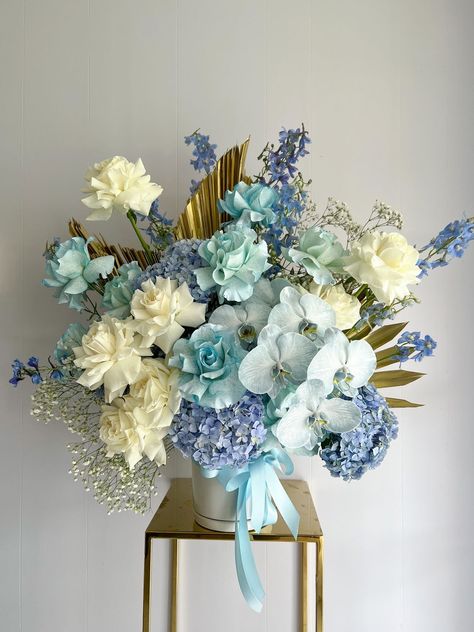 Blue And Gold Flower Arrangements, Blue And Gold Flower Bouquet, Gold Flower Arrangements, Blue And Beige Flower Arrangement, Luxury Flowers Blue, Periwinkle Flower Arrangements, Blue Flower Installation, Blue Tone Flower Arrangement, Gold Flower Bouquet