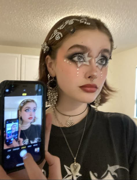 70s Groupie Makeup, 0.5 Nail Pics, Wide Eye Makeup, The Garden Makeup, Eclectic Tattoo, Stargirl Makeup, Marlene Mckinnon Aesthetic, Patchwork Makeup, Bohemian Makeup