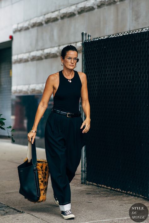 New York Street Style Summer, Lucy Chadwick, 2020 Street Style, Minimal Street Style, Outfit Vintage, Total Black, Looks Black, Street Style Summer, 가을 패션