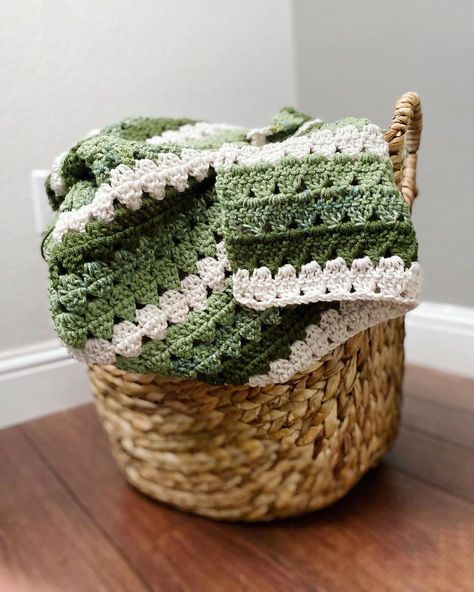 Crocheting Blanket, Granny Hexagon, Crochet Modern, Granny Stripe Blanket, Daisy Farm Crafts, Green Baby Blanket, Granny Blanket, Daisy Farm, Hantverk Diy