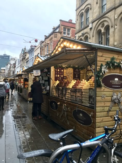 Christmas Market Pictures Ideas, Uk Christmas Aesthetic, Christmas Markets Aesthetic, Uk Christmas Markets, Christmas In Manchester, Christmas Market Aesthetic, London Christmas Markets, Christmas Market Manchester, London At Christmas Aesthetic