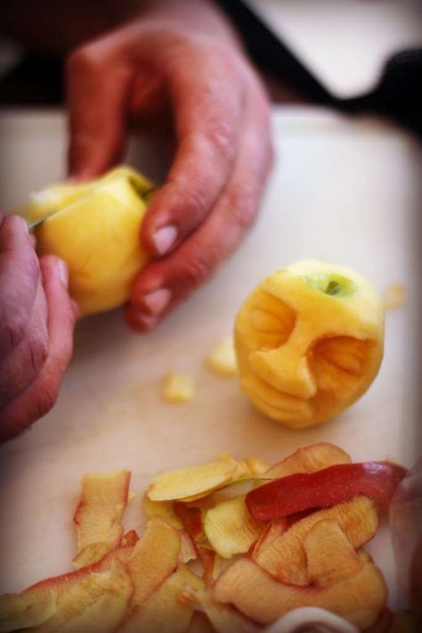 Carving Shrunken Apple Heads Shrunken Apple Heads, Apple Head Dolls, Crockpot Apple Cider, Easy Halloween Party Food, Halloween Apples, Apple Cider Cocktail, Halloween Breakfast, Shrunken Head, Apple Head