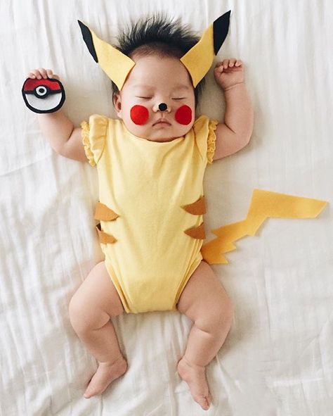 Pin for Later: This Baby Gets Photographed Wearing an Incredible Costume Every Time She Naps Pikachu (Pokémon) Baby Cosplay, Baby Kostüm, Newborn Baby Photoshoot, Foto Baby, Cute Halloween Costumes, Baby Halloween Costumes, Baby Costumes, Baby Photoshoot