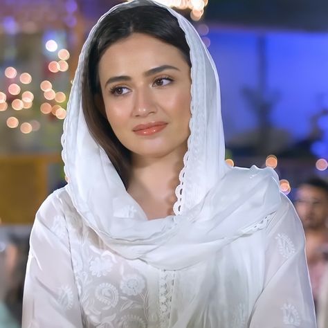 Dupatta On Head, Veiled Beauty, Veiled Girl, Bhavana Actress, Sana Javed, Sajal Aly, Adorable Quotes, Girly Dp, Bff Photoshoot