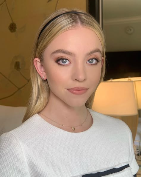 Makeup Trend For 2020: Lived-In Eye Makeup Round Blue Eyes Makeup, Sydney Sweeney Makeup, Makeup For Round Eyes, Doe Eye Makeup, Protruding Eyes, Eye Trends, Doe Eyes, Round Eyes, Sydney Sweeney