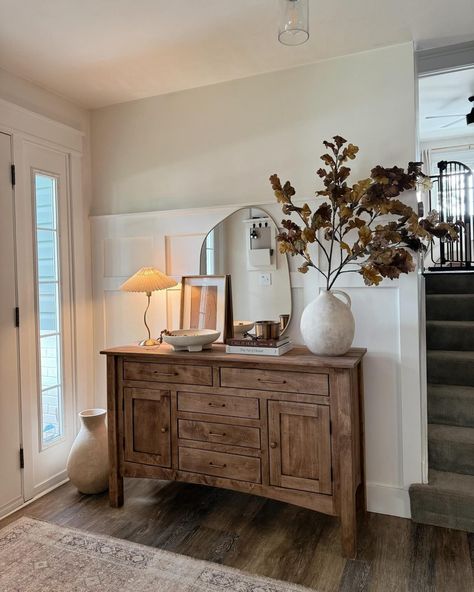 30 Foyer Ideas Entryway: Stunning Designs for Modern, Rustic, and Elegant Homes - placeideal.com Foyer Decorating Modern, Transitional Entryway Ideas, Foyer Area Design Entrance, Modern Farmhouse Foyer, Entryway Table Styling, Wood Entryway Table, Chic Table Decor, Rustic Foyer, Traditional Entryway