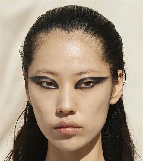 farah on Twitter: "makeup @ rick owens fw22… " Eyeliner Editorial, Editorial Eyeliner, Editorial Makeup Creative, Modern Vampire, Runway Makeup, Cool Makeup Looks, Ethereal Makeup, Edgy Makeup, Editorial Makeup