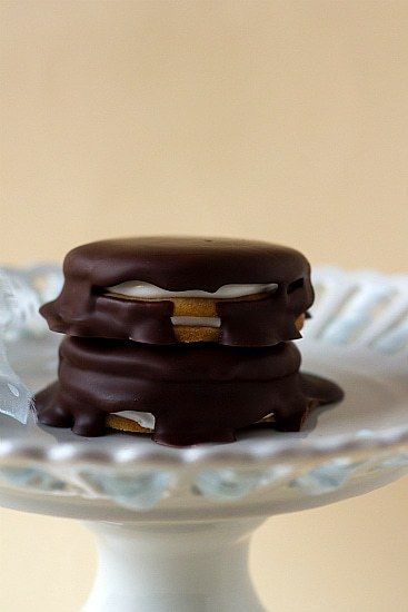 Homemade Moon Pies Moon Pies Recipe, Brown Eyed Baker, Moon Pie, Moon Pies, Marshmallow Creme, Snacks To Make, Delicious Cookies, Dessert Stand, Chocolate Coating