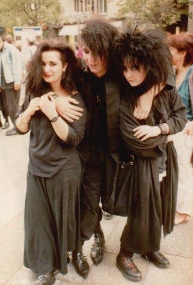 1980s stereotypes Goth Capsule Wardrobe, 80s Goth Fashion, High School Stereotypes, Goth Culture, Punk 80s, Traditional Goth, 80s Goth, 90s Goth, Goth Subculture