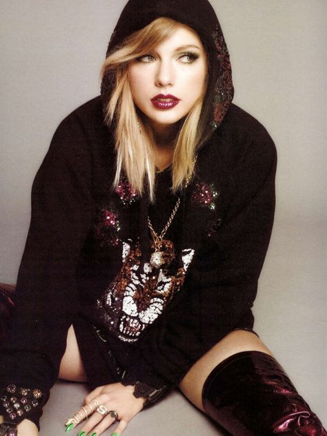 Reputation Taylor Swift Photoshoot, Taylor Swift Reputation Photoshoot, Reputation Photoshoot, Taylor Swift 2017, Taylor Swift Photoshoot, Taylor Swift Reputation, 90s Trends, Swift Photo, Taylor Swift Outfits