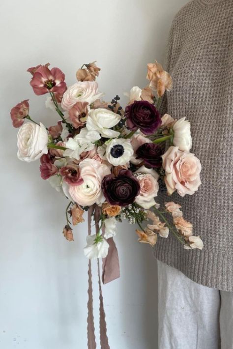 Looking for elegant flower arrangements for a winter wedding? We’ve rounded up 30+ winter wedding flower ideas for bouquets, centerpieces, table flowers, and more! Whether your wedding is in December, January, or February, you’ll find stunning white, blue, and burgundy winter wedding florals here. Winter bridal bouquets, Christmas bridal bouquets, January wedding flowers. February Wedding Flowers, Winter Wedding Table Centerpieces, January Wedding Flowers, Winter Wedding Flowers Bouquets, Burgundy Winter Wedding, Bridal Table Flowers, Elegant Flower Arrangements, Winter Wedding Florals, White Bridal Flowers