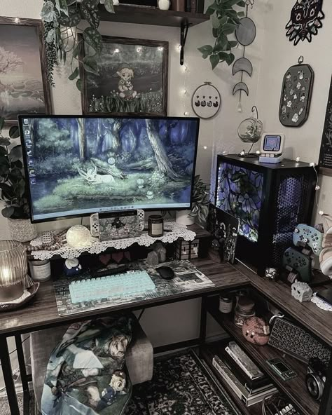 Gamer Ideas Room, Moody Computer Room, Gothic Desk Ideas, Grunge Gaming Room, Emo Pc Setup, Horror Pc Setup, Gothic Gamer Room, Grunge Pc Setup, Goth Gamer Setup