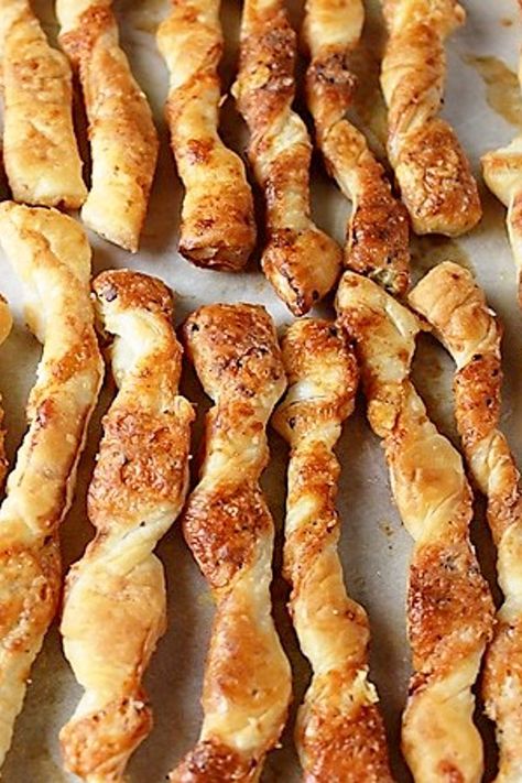 Puff Pastry Cheese, Cheese Twists, Beautiful Bread, Cheese Puff Pastry, Crispy Cheese, Cheese Straws, Twisted Recipes, Bread Sticks, Puff Pastry Dough