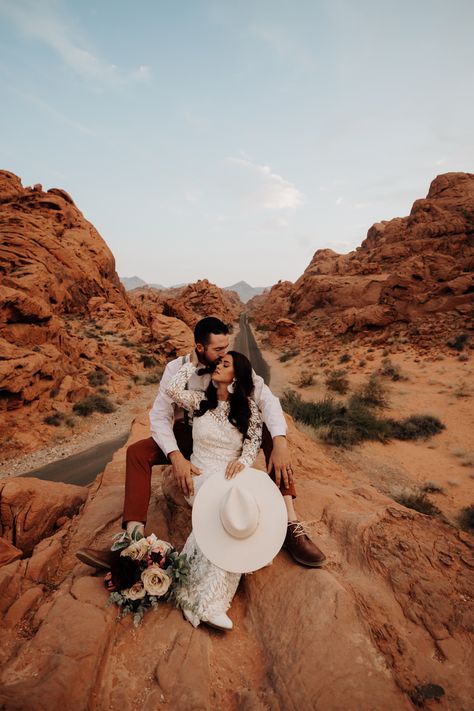 Engagement Photos Desert Las Vegas, Vegas Desert Wedding Photos, Vegas Wedding Desert, Western Vegas Elopement, Simple Vegas Wedding, Valley Of Fire Engagement Photos, Valley Of Fire Wedding Photography, Las Vegas Desert Wedding, Valley Of Fire State Park Wedding