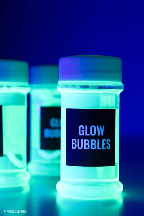 Glow Bubbles, Shed Inspiration, Mermaid Party Games, Bubble Recipe, Glow In Dark Party, Diy Kid Activities, Neon Birthday Party, Glow Birthday Party, Diy Glow