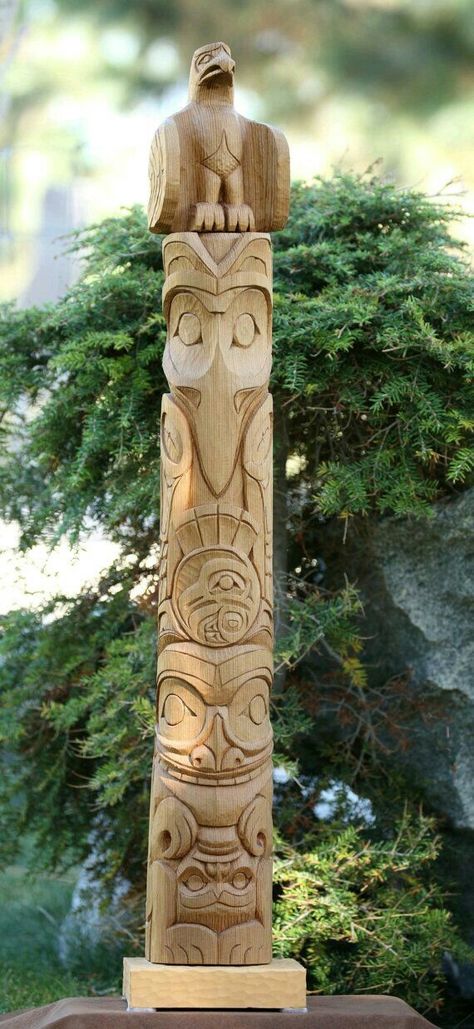 Arte Haida, Totem Tiki, Totem Pole Art, Art Sculpture En Bois, Totem Art, Tree Carvings, Wood Carving Faces, Chainsaw Carvings, Tiki Totem