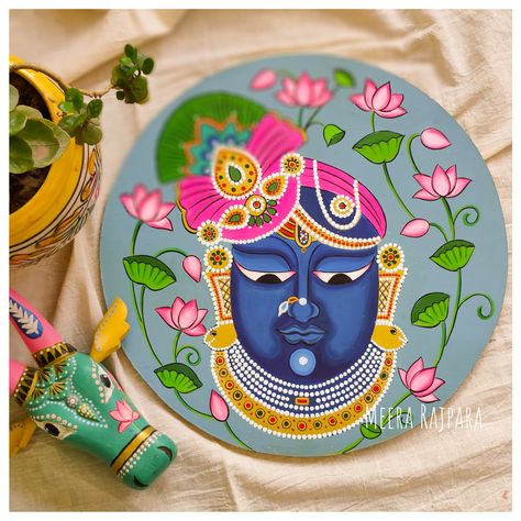 Shree Krishna Lippan Art, Shreenathji Painting Easy, Shreenathji Pichwai Painting, Shree Nathji Painting, Shreenathji Rangoli Design, Shrinathji Mukharvind, Circular Canvas Painting, Navratri Decoration, Blouse Painting