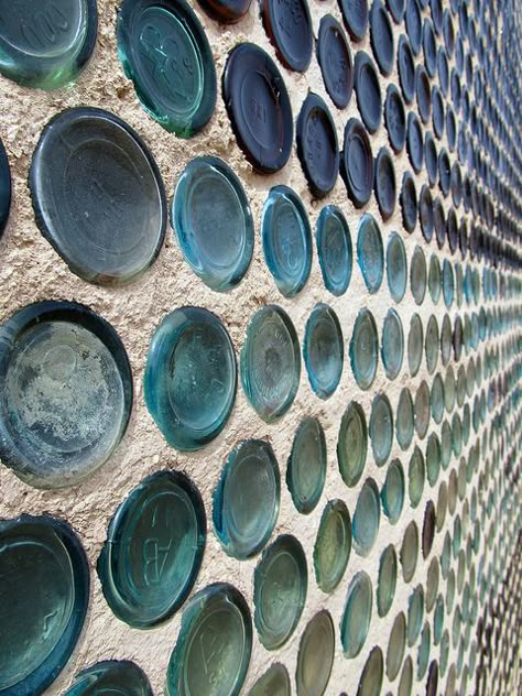 Glass bottle wall with honeycomb pattern. I'm sure if you let the other side be uncovered also it'd look amazing. Recycled Glass Bottles Garden, Glass Bottle Walls, Recycled Bottle Art, Recycled Interior Design, Glass Bottle Wall, Beach Architecture, Bottle House, Earthship Home, Patio Privacy