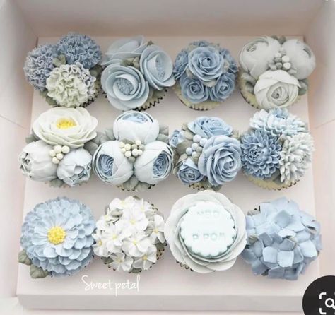 Baby Blue Cupcakes, Cupcakes Baby Shower, Dedication Cake, Cupcake Flower Bouquets, Flower Cupcake, 17th Birthday Ideas, Blue Cupcakes, Cupcake Cake Designs, White Cupcakes