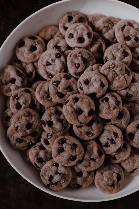 Chocolate Chip Cookie Bites, Tiny Cookies, Cookie Bites, Luke Castellan, Istoria Artei, Think Food, Colleen Hoover, Mini Chocolate Chips, Chocolate Chip Cookie