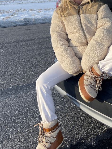 Alps Outfit, Mountain Aesthetic Outfit, Moon Boots Outfit, Snow Boots Outfit, Winter Outfits Nyc, Mode Au Ski, Winter Outfits Blackgirl, Winter Outfits Korean, Winter Outfits For Women