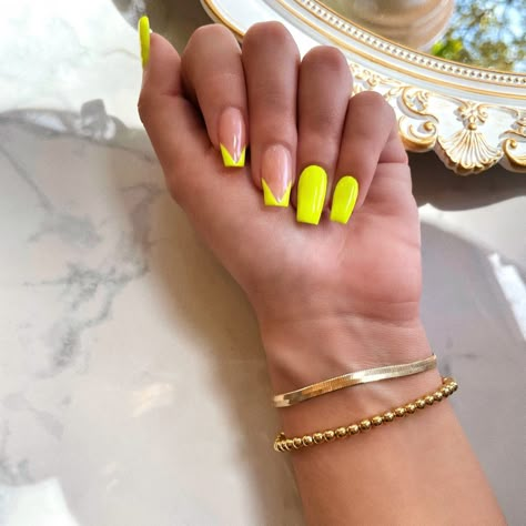 Acrylic Nails Yellow, Fan Nails, Herringbone Bracelet, Work Nails, Herringbone Chain, Acrylic Nails Coffin Short, Neon Nails, Hot Nails, Square Acrylic Nails