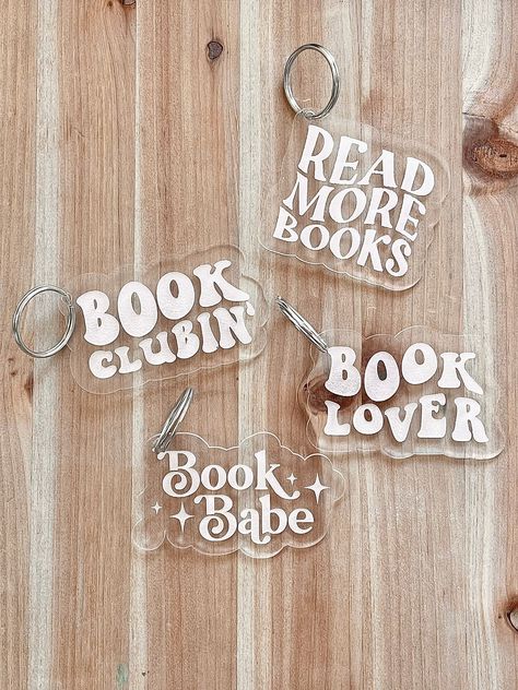 Book Merchandise Ideas, Keychain Words, Diy Keychain Acrylic, Book Club Gifts Ideas, Gift Ideas Book Lovers, Bookish Items To Sell, Bookish Crafts Diy, Bookish Merch Ideas, Bookish Crafts To Sell