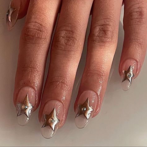 Nails With Silver Stars, Summer Date Night Outfit, Nails With Silver, Hadid Fashion, Y2k Beach, Fashion Bella, Summer Date Night, Super Cute Nails, Studded Nails