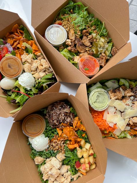 Salad Shop Design, Food On The Go Aesthetic, Salad Boxes Lunch, Salad Business Ideas, Grab And Go Cafe Food, Salad Box Ideas, Salad Bar Aesthetic, Salad Food Truck, Salad Bar Branding