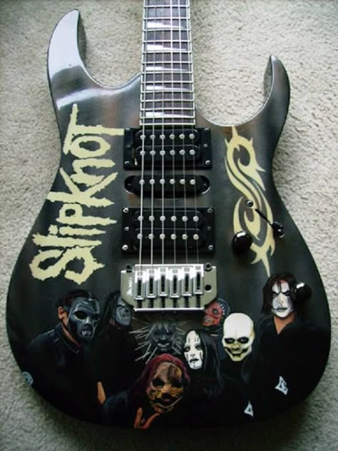 Slipknot Slipknot Band, Best Guitar Players, Electric Guitar Design, Guitar Obsession, Guitar Playing, Cool Electric Guitars, Learn To Play Guitar, Corey Taylor, Play Guitar