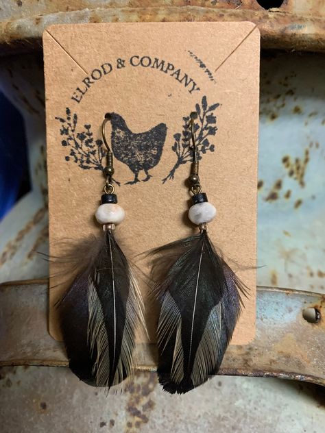 Chicken Feather Earrings. All hypoallergenic metal used. These are handmade, therefore all feathers will not exactly match. Diy Chicken Feather Crafts, Chicken Feather Crafts Ideas, Chicken Feather Crafts, Things To Make With Chicken, Earrings With Feathers, Feather Earrings Diy, Maximalist Jewelry, Egg Stand, Feather Diy