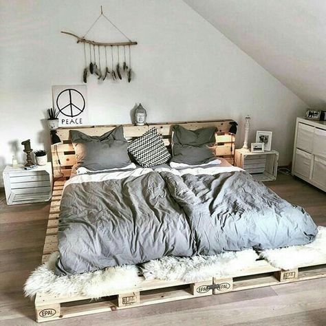 Renovation Plan, Diy Pallet Bed, Pallet Beds, Pallet Bed, Diy Rustic Decor, Wooden Texture, Trendy Bedroom, Pallet Ideas, Rustic Bedroom