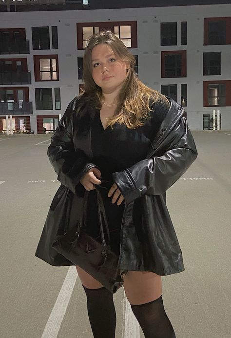 Leather Blazer Outfit Plus Size, Dark Feminine Plus Size Outfits, Plus Size Dark Feminine Outfits, Dark Feminine Plus Size, Dark Feminine Aesthetic Plus Size, Dark Feminine Outfits Plus Size, Big Leather Jacket Outfit, Scorpio Fashion, Glam Grunge